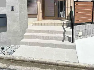 玄関アプローチ階段 床タイル貼り LIXIL グレイスランド 手すり アーキレール