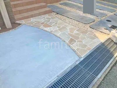 玄関アプローチ 床石貼り 乱形石 石英岩