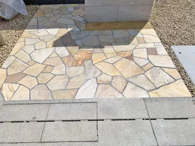 玄関アプローチ 床石貼り 乱形石 石英岩