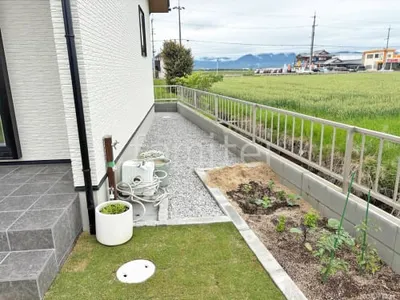 犬走り 防犯砂利敷き バラス砕石 防草シート加工