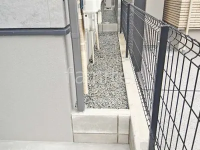 犬走り 防犯砂利敷き バラス砕石 防草シート加工