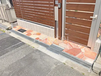 玄関アプローチ 床石貼り 乱形石 石英岩