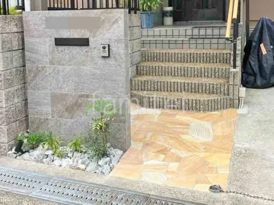 玄関アプローチ 床石貼り 乱形石 石英岩
