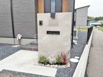 門柱 壁タイル貼り タカショー アヴェルサ 郵便受けポスト LIXIL エクスポスト ロックガーデン 栗石敷き 下草 植栽