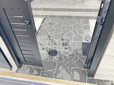 玄関アプローチ 床石貼り 乱形石 石英岩