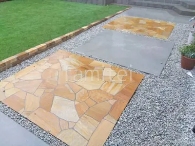 玄関アプローチ 床石貼り 乱形石 石英岩 土間コンクリート