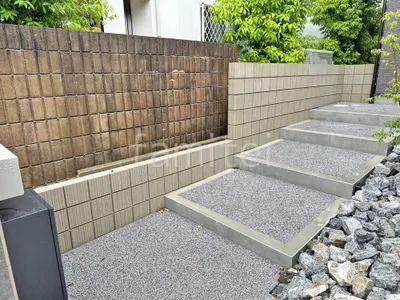 玄関アプローチ階段 床洗い出し仕上げ 四国化成 リンクストーンM