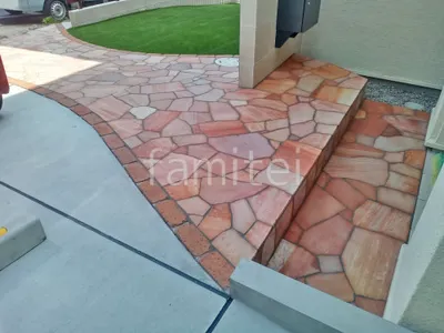 玄関アプローチ 床石貼り 乱形石 石英岩