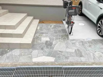 玄関アプローチ 床石貼り 乱形石 石英岩