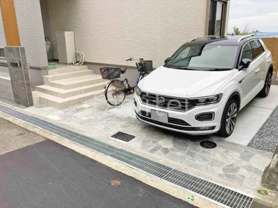 玄関アプローチ 床石貼り 乱形石 石英岩