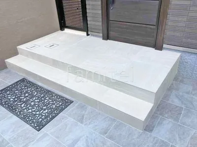 玄関アプローチ階段 床タイル貼り リビエラ アルティカ