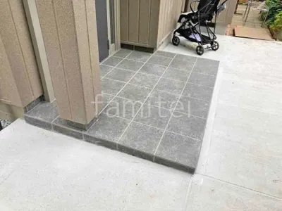 玄関アプローチ 床タイル貼り LIXIL グレイスランド