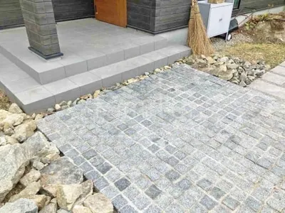 玄関アプローチ 床石貼り ピンコロ石