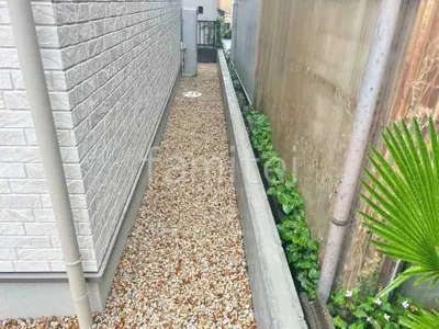 犬走り 錆砂利敷き 防草シート加工