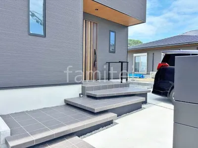 玄関アプローチ 浮遊階段(蹴込み階段)