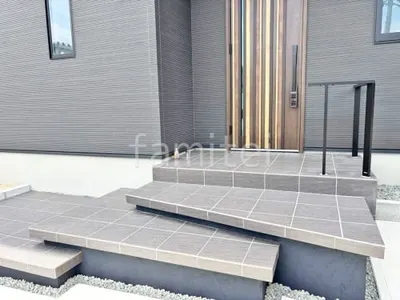 玄関アプローチ 浮遊階段(蹴込み階段)