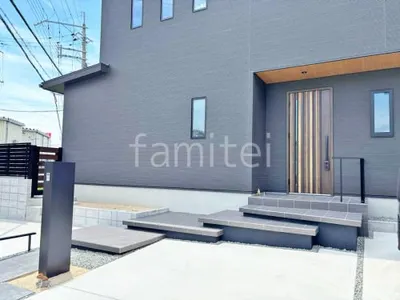 玄関アプローチ 浮遊階段(蹴込み階段)