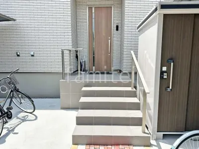 玄関アプローチ階段 床タイル貼り 施主支給 手すり LIXIL アーキレール