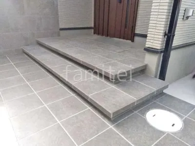 玄関アプローチ 浮遊階段(蹴込み階段) 床タイル張り LIXIL コンテII