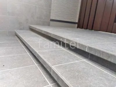 玄関アプローチ 浮遊階段(蹴込み階段) 床タイル張り LIXIL コンテII