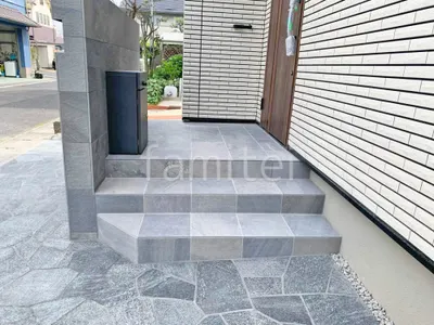 玄関アプローチ階段 床タイル貼り 施主支給