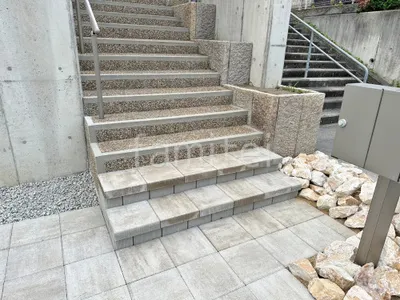 玄関アプローチ 浮遊階段(蹴込み階段) 床平板敷き リビオステッププラス