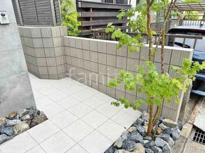 玄関アプローチ 床タイル貼り LIXIL グレイスランド