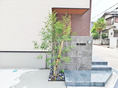 モダン門柱 壁タイル貼り タカショー セラレバンテ 郵便受けポスト ユニソン コラーナ05