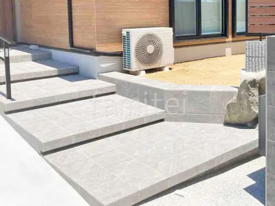 玄関アプローチ 浮遊階段(蹴込み階段) 床タイル貼り ニッタイ コニックII