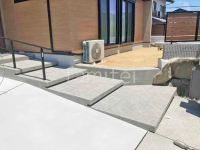 玄関アプローチ 浮遊階段(蹴込み階段) 床タイル貼り ニッタイ コニックII