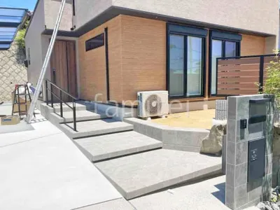 玄関アプローチ 浮遊階段(蹴込み階段) 床タイル貼り ニッタイ コニックII