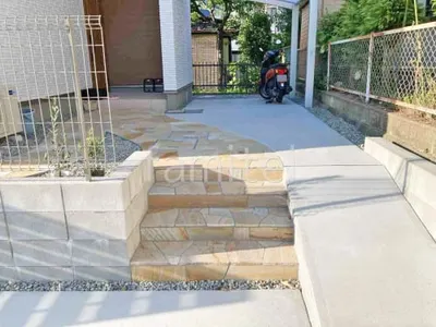 玄関アプローチ階段 床石貼り 乱形石 石英岩