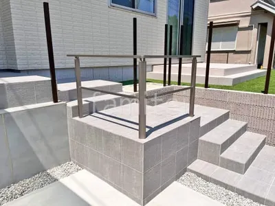 玄関アプローチ階段 床タイル貼り リビエラ ケイ・ロック