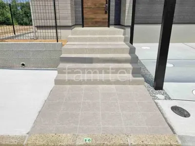 玄関アプローチ 床タイル貼り LIXIL グレイスランド