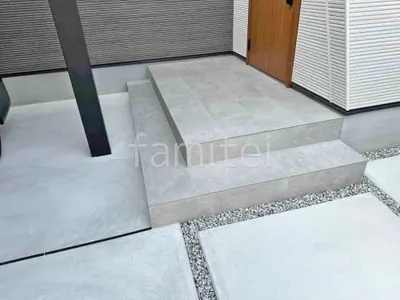 玄関アプローチ階段 床タイル貼り LIXIL メンフィス