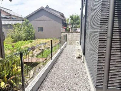 犬走り 防犯砂利敷き バラス砕石 防草シート加工