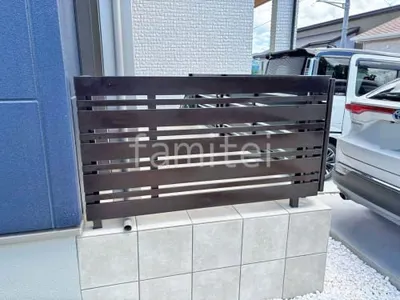 タイルデッキ 壁2面  LIXIL パセオ ベーシック テラコッタ風 アルミ形材 フェンス YKKAP ルシアスH03型 横板+細横格子 目隠し