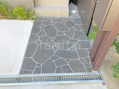 玄関アプローチ 床石貼り 乱形石 石英岩
