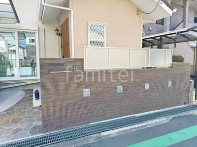 モダン門柱 壁タイル貼り LIXIL はるかべくん 細割ボーダー 郵便受けポスト ユニソン コラーナ05 目隠しフェンス塀 LIXIL AB YT1型