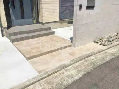 玄関アプローチ 床タイル貼り アイコットリョーワ アーレイ