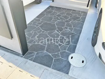 玄関アプローチ 床石貼り 乱形石 石英岩