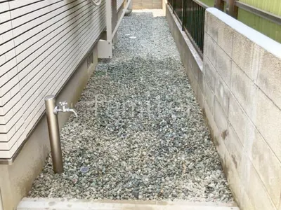 犬走り 防犯砂利敷き バラス砕石 防草シート加工