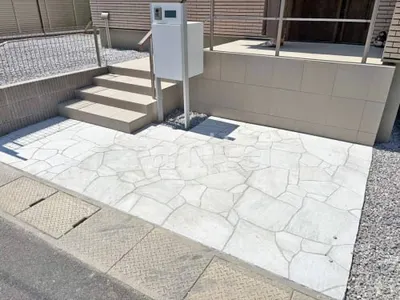 玄関アプローチ 床石貼り 乱形石 石英岩