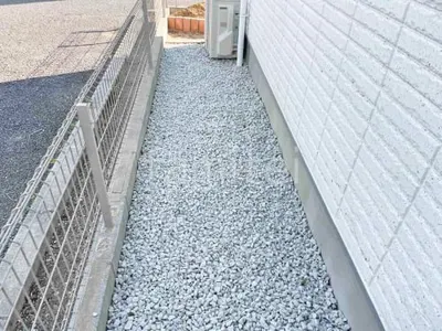 犬走り 防犯砂利敷き バラス砕石 防草シート加工