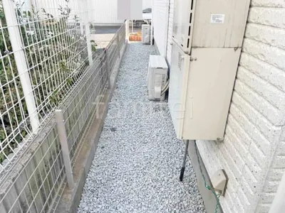 犬走り 防犯砂利敷き バラス砕石 防草シート加工