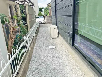 犬走り 防犯砂利敷き バラス砕石 防草シート加工