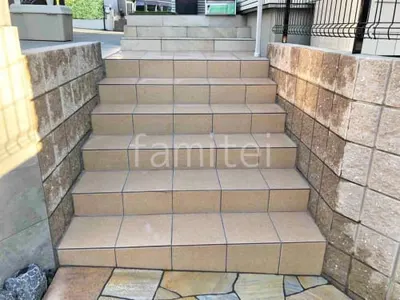 玄関アプローチ階段 床タイル貼り LIXIL グレイスランド