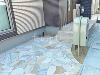 玄関アプローチ 床石貼り 乱形石 石英岩