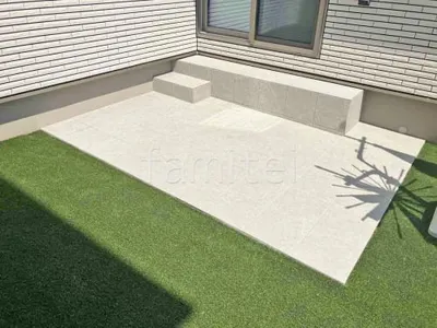 人工芝 防草シート加工 グリーンフィールド リアリーターフ ミドル 25mm  タイルデッキ 壁2面  LIXIL グレイスランド ベーシック