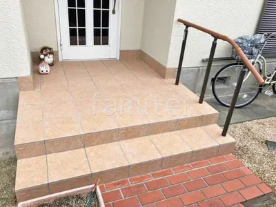 玄関アプローチ階段 床タイル貼り LIXIL グレイスランド 手すり グリップライン